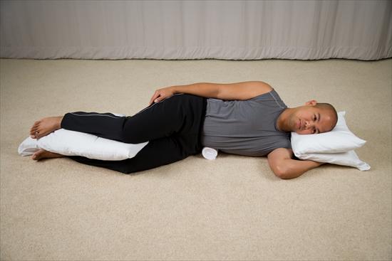 Fisiogo 2.0 - ✔️Posición correcta para dormir - Lado izquierdo y con una  almohada entre las piernas - La posición de la cabeza alineada con la línea  media del cuerpo (en dirección